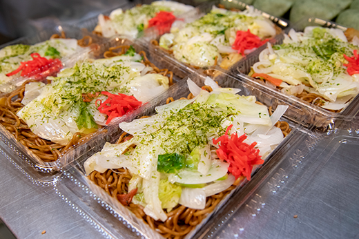 野菜をたっぷりのせたやきそばのパック