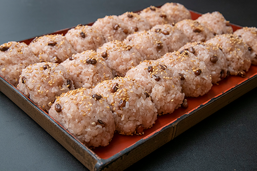 「御赤飯」の掛け紙をかけた箱が他の惣菜のそばに置かれている