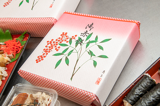 朱塗りの重箱に詰めた赤飯