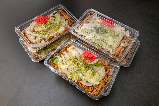 紅しょうがを添えたやきそばのパックが複数並ぶ