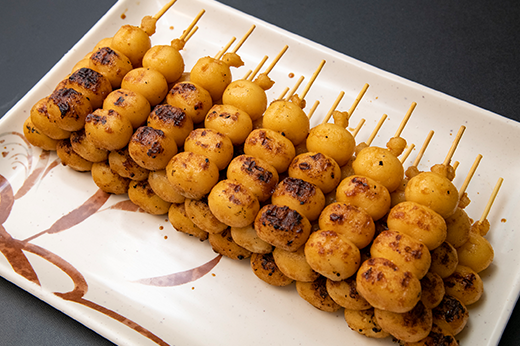 焼き目をつけた串団子が別の皿に並ぶ